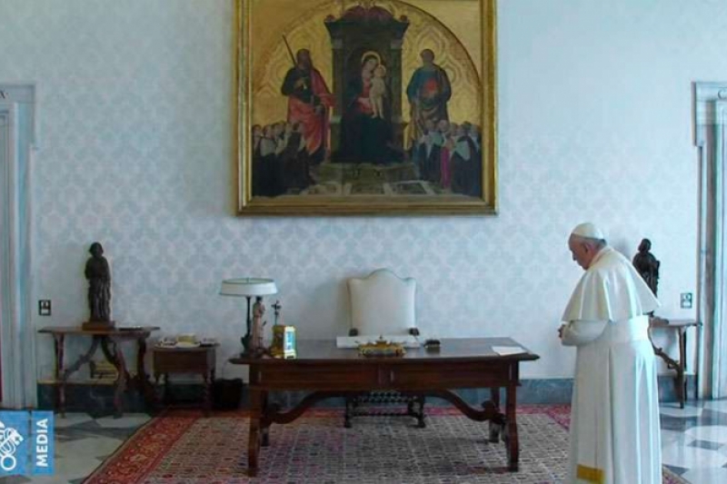 Papa Francisco reza el Padre Nuestro El Papa Francisco reza el Padre Nuestro por el fin del coronavirus