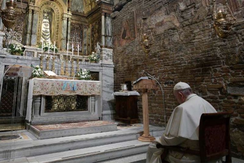 El Papa Francisco se recoge en silenciosa oración ante la Virgen de Loreto