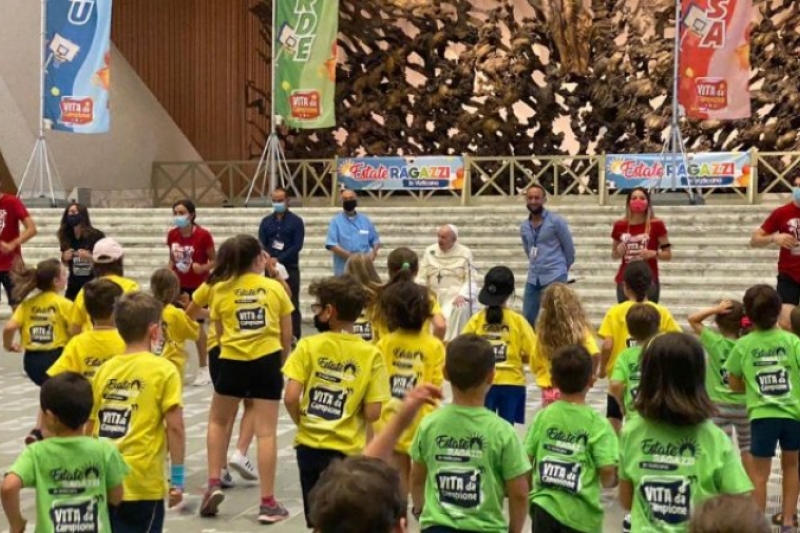 Papa Francisco-El Pan de los Pobres El Papa visita a los niños de la Escuela de verano en el Vaticano