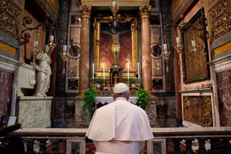 Papa Francisco eza ante el Cristo milagroso que salvó a Roma de la peste Papa Francisco eza ante el Cristo milagroso que salvó a Roma de la peste