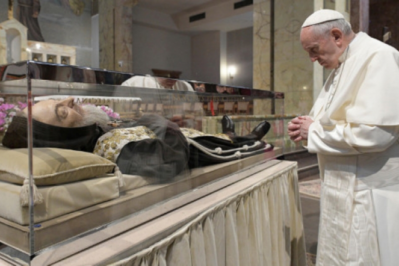 El Papa Francisco rezó ante la tumba de San Pío El Papa Francisco rezó ante la tumba de San Pío