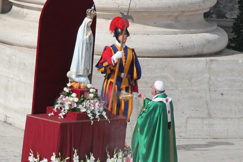 El Papa Francisco consagró el mundo a la protección de la Virgen de Fátima con una Oración
