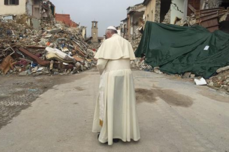 papa_francisco_visita_amatrice.jpg