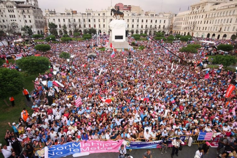 Multitudinaria marcha contra la ideología de género en Perú #conmishijosnotemetas
