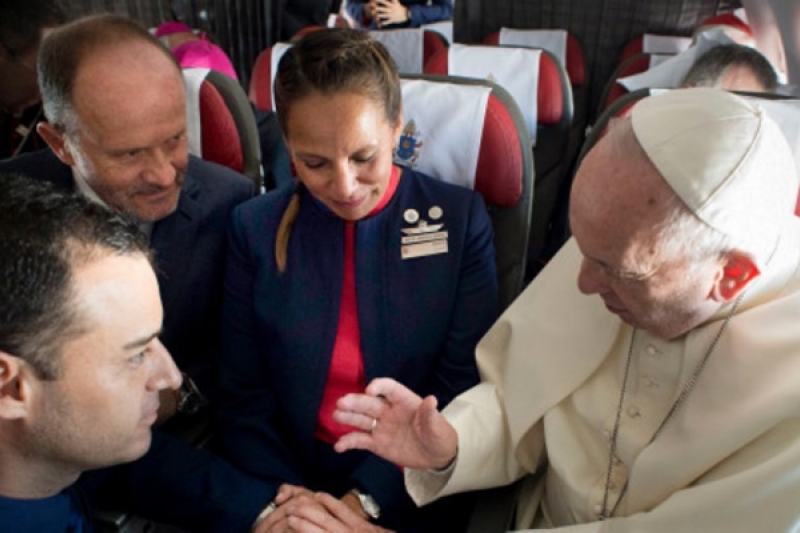 ¿Porque celebró el matrimonio en pleno vuelo el Papa Francisco?