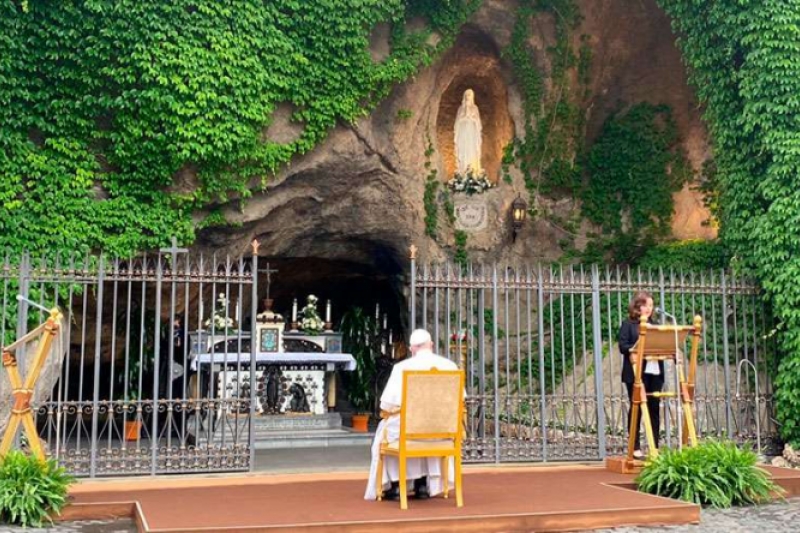 El Papa Francisco nos pone en manos de la Virgen