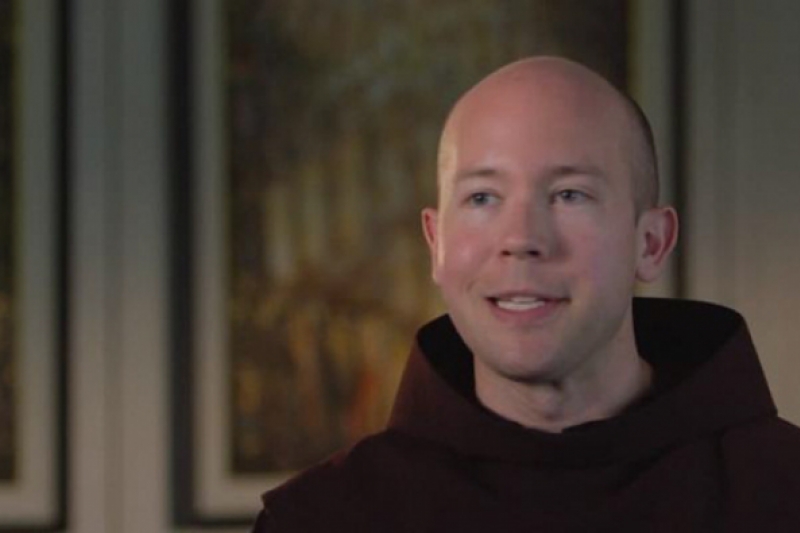 Sacerdote católico pro-LGBT denuncia a los críticos 