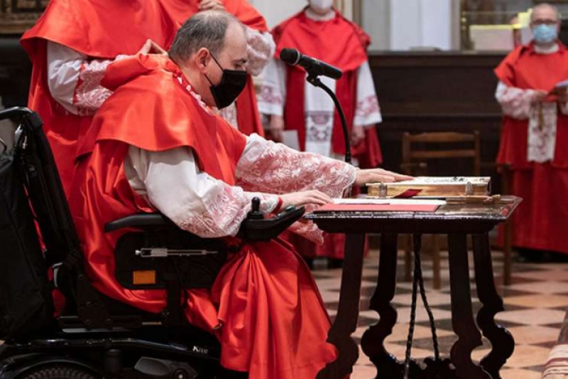Sacerdote con enfermedad degenerativa Sacerdote con enfermedad degenerativa