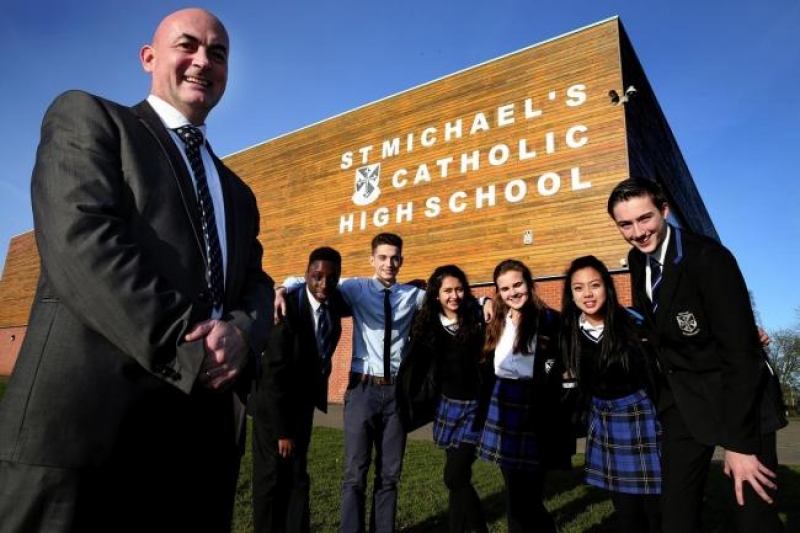St. Michael’s Catholic High School Echan a un capellán por ser demasiado católico