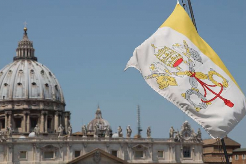El Vaticano iza sus banderas a media asta en luto por las víctimas del COVID-19 El Vaticano iza sus banderas a media asta en luto por las víctimas del COVID-19