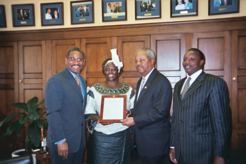 Wangari Maathai la primera mujer africana en recibir el Premio Nobel de la Paz Wangari Maathai la primera mujer africana en recibir el Premio Nobel de la Paz