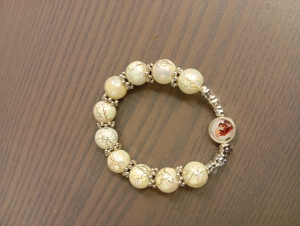 Pulsera de bolas blanca con foto San Antonio