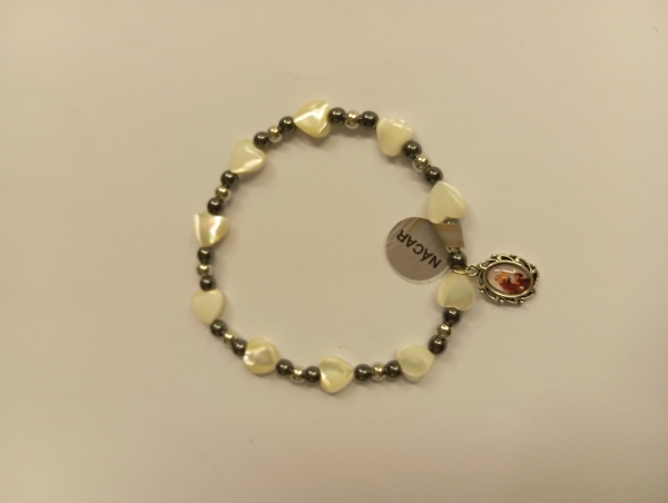 Pulsera de hematite con corazones de nacar
